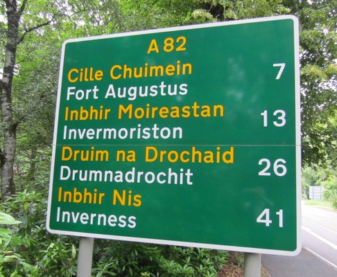 1656045drumnadrochit_bilingual_roadsign.jpg